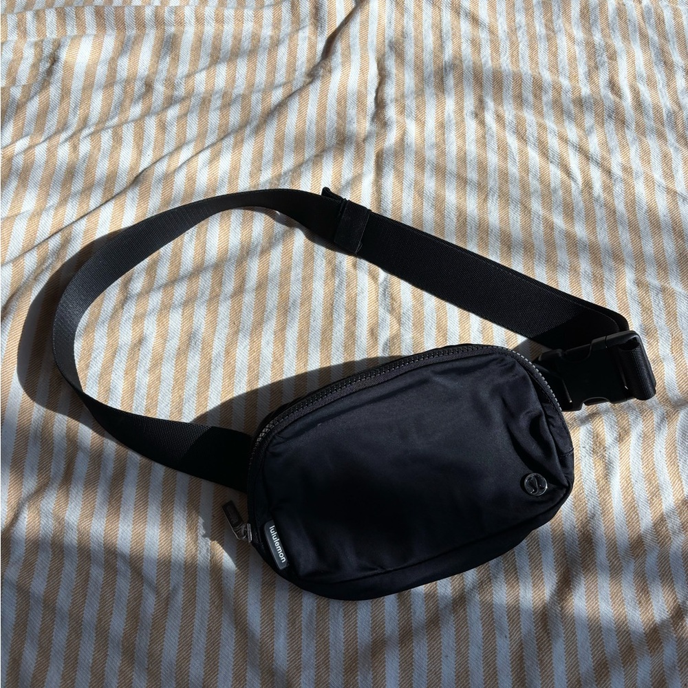 Lululemon | Black Cross Body Belt Bag
